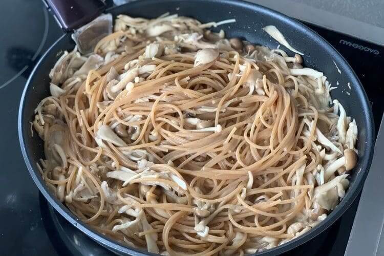 「3種のきのこと豆乳クリームの全粒粉パスタ」作り方